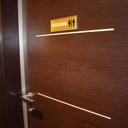 Frontel Al Harithia Hotel Medina Exterior photo A door with a push plate