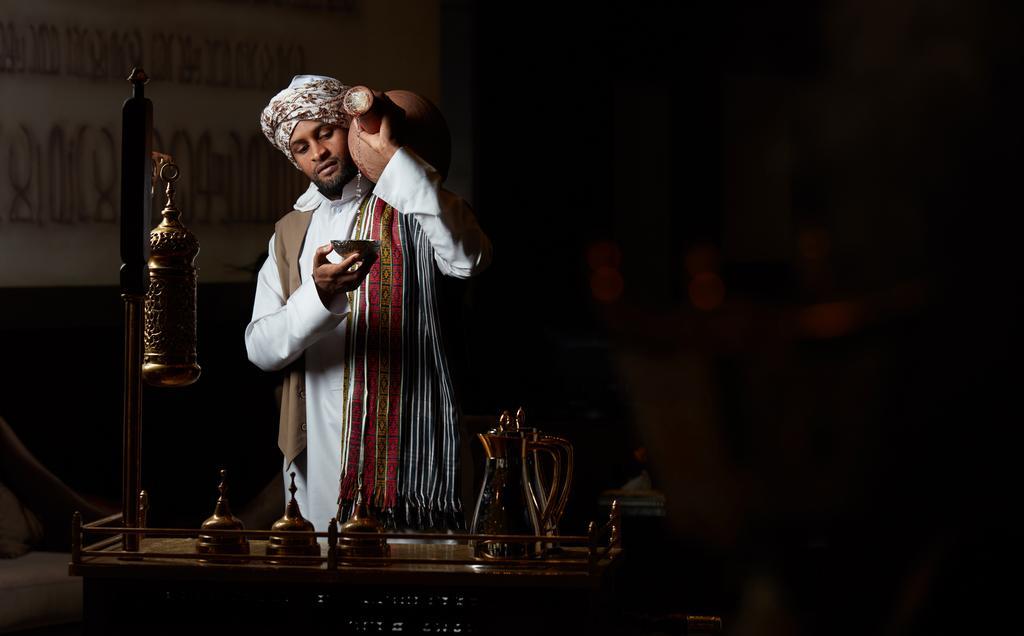 Frontel Al Harithia Hotel Medina Exterior photo A man wearing a turban in the United Arab Emirates