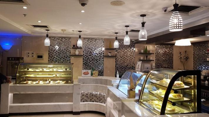 Frontel Al Harithia Hotel Medina Exterior photo The interior of the pastry shop
